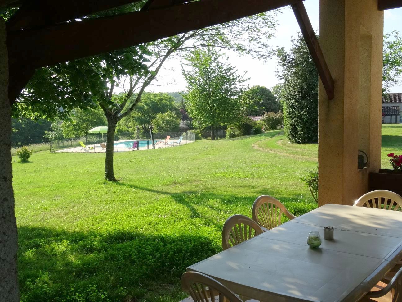 Vue de la terrasse du Gîte 5 personnes avec piscine